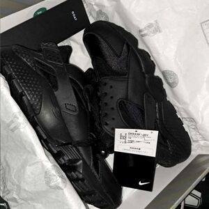 Nike huarache triple black